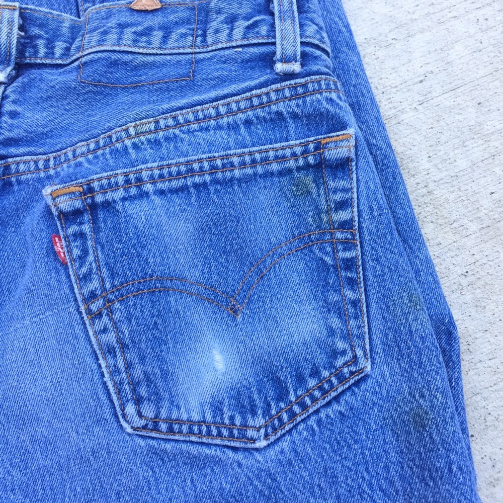 LEVIS:  Classic Light Wash - Picture 3 of 4